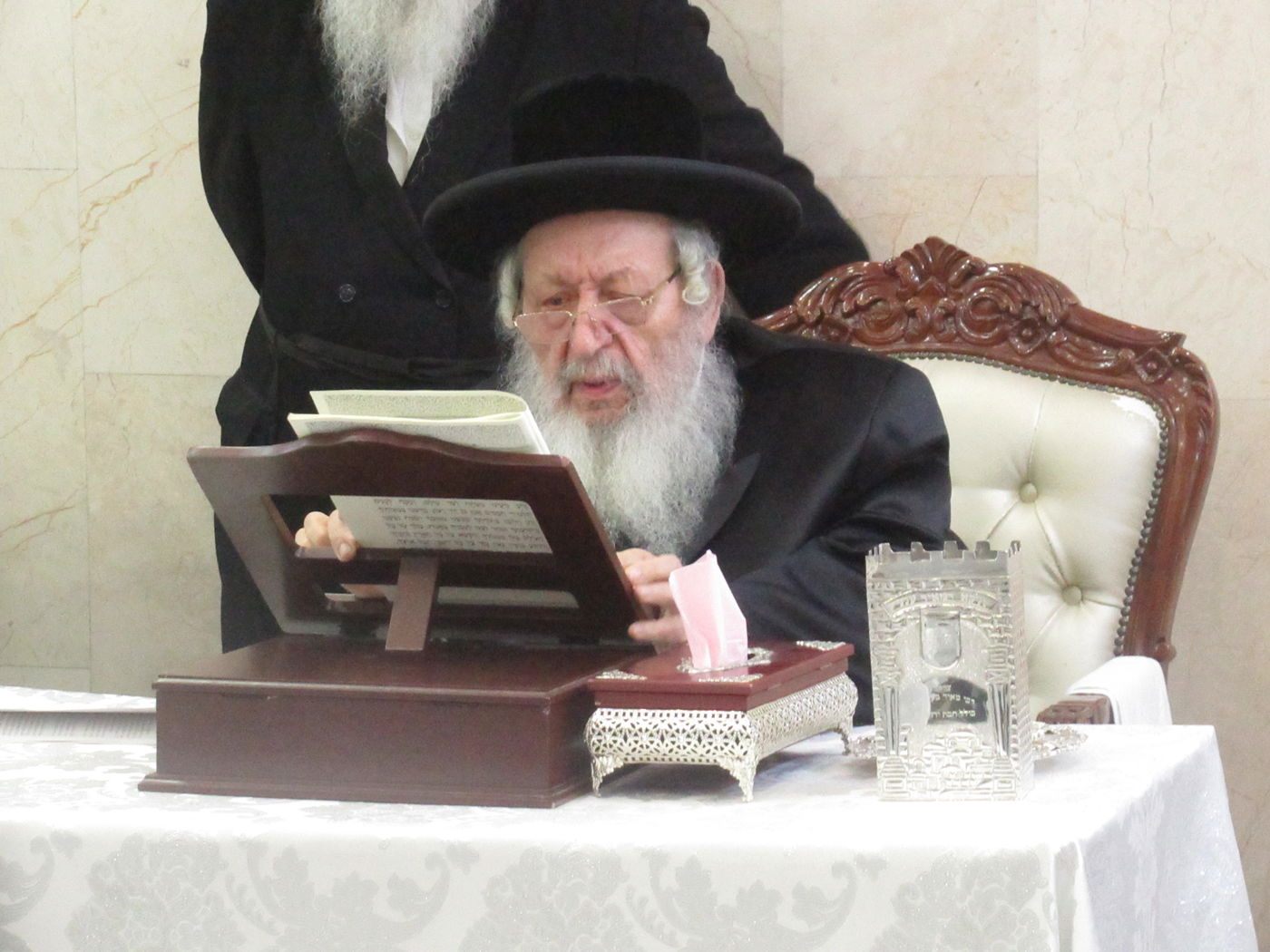 תיעוד: הרבי מנארול הדליק נרות חנוכה וחילק סופגניות לחסידים