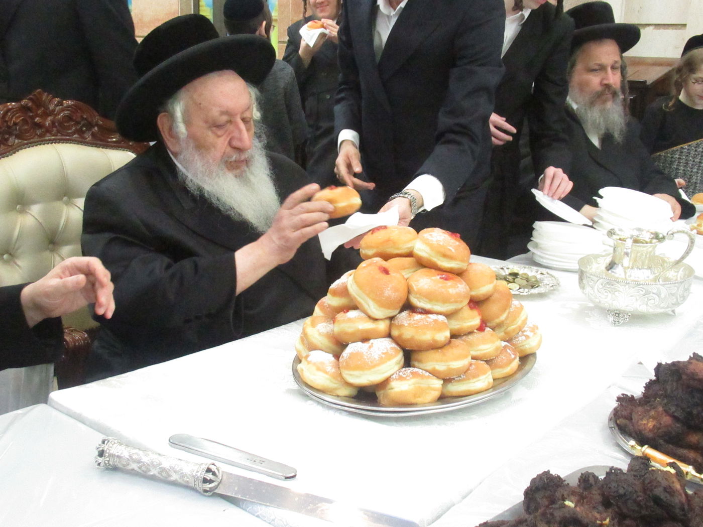 תיעוד: הרבי מנארול הדליק נרות חנוכה וחילק סופגניות לחסידים