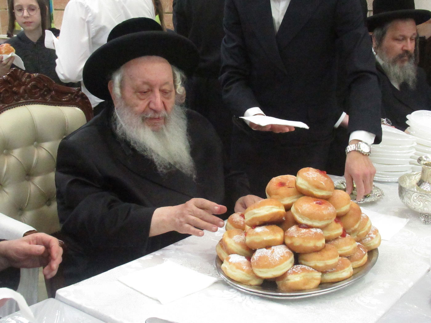 תיעוד: הרבי מנארול הדליק נרות חנוכה וחילק סופגניות לחסידים