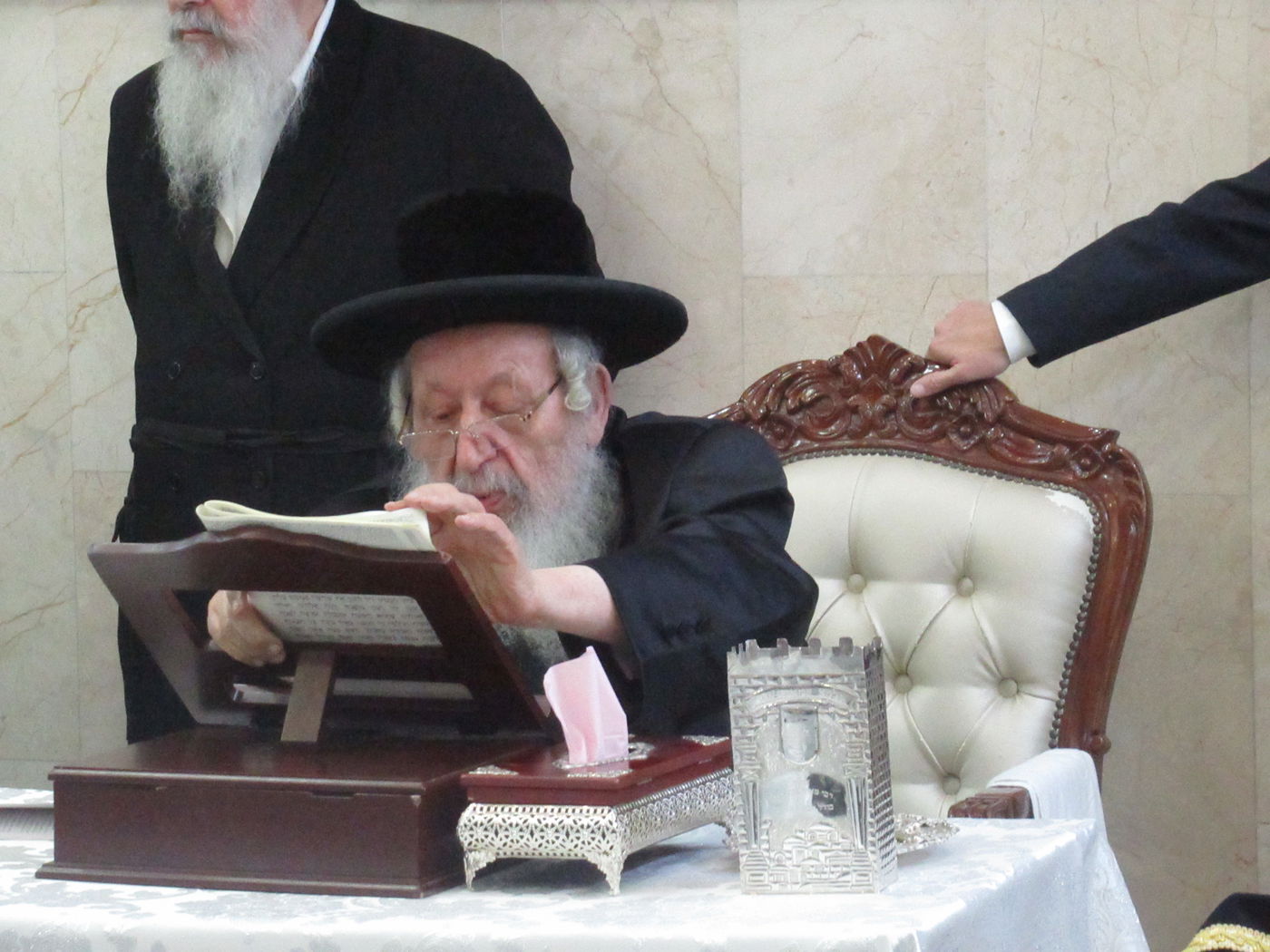 תיעוד: הרבי מנארול הדליק נרות חנוכה וחילק סופגניות לחסידים