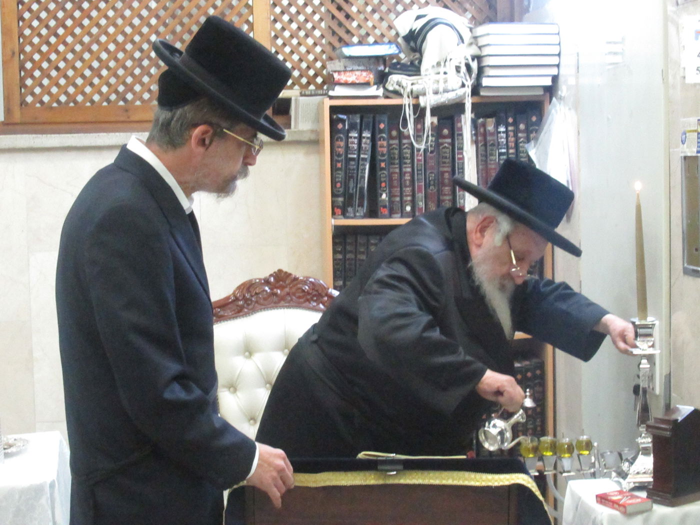 תיעוד: הרבי מנארול הדליק נרות חנוכה וחילק סופגניות לחסידים