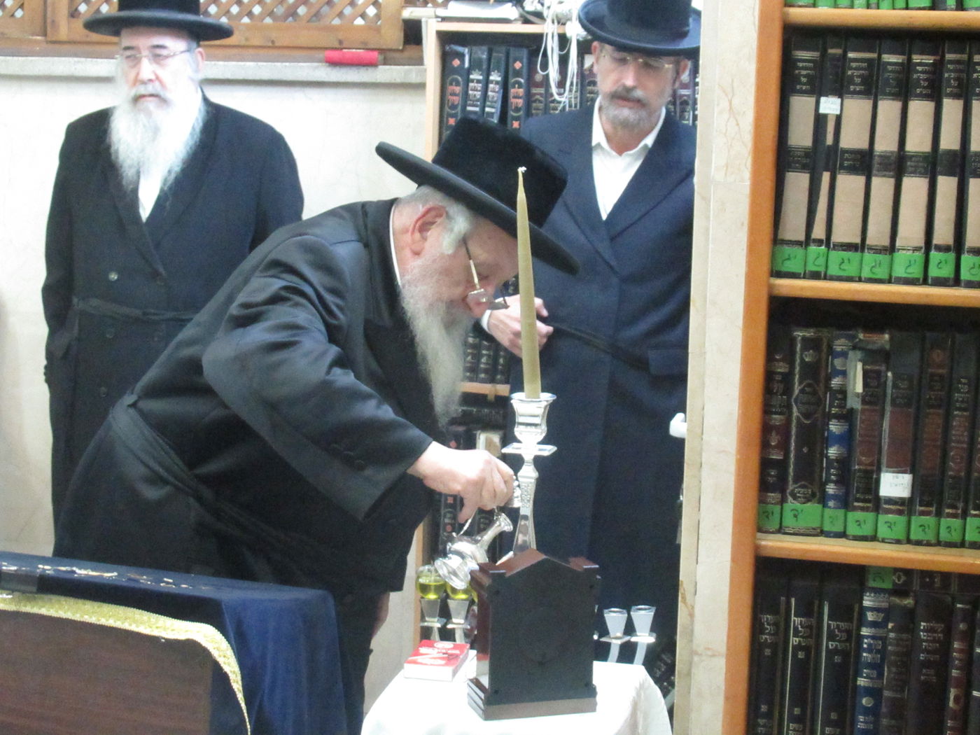 תיעוד: הרבי מנארול הדליק נרות חנוכה וחילק סופגניות לחסידים