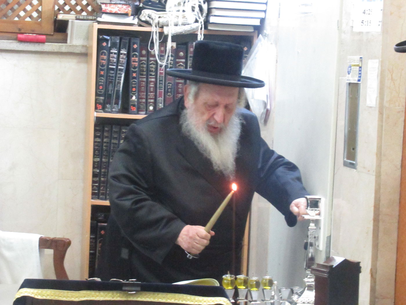 תיעוד: הרבי מנארול הדליק נרות חנוכה וחילק סופגניות לחסידים