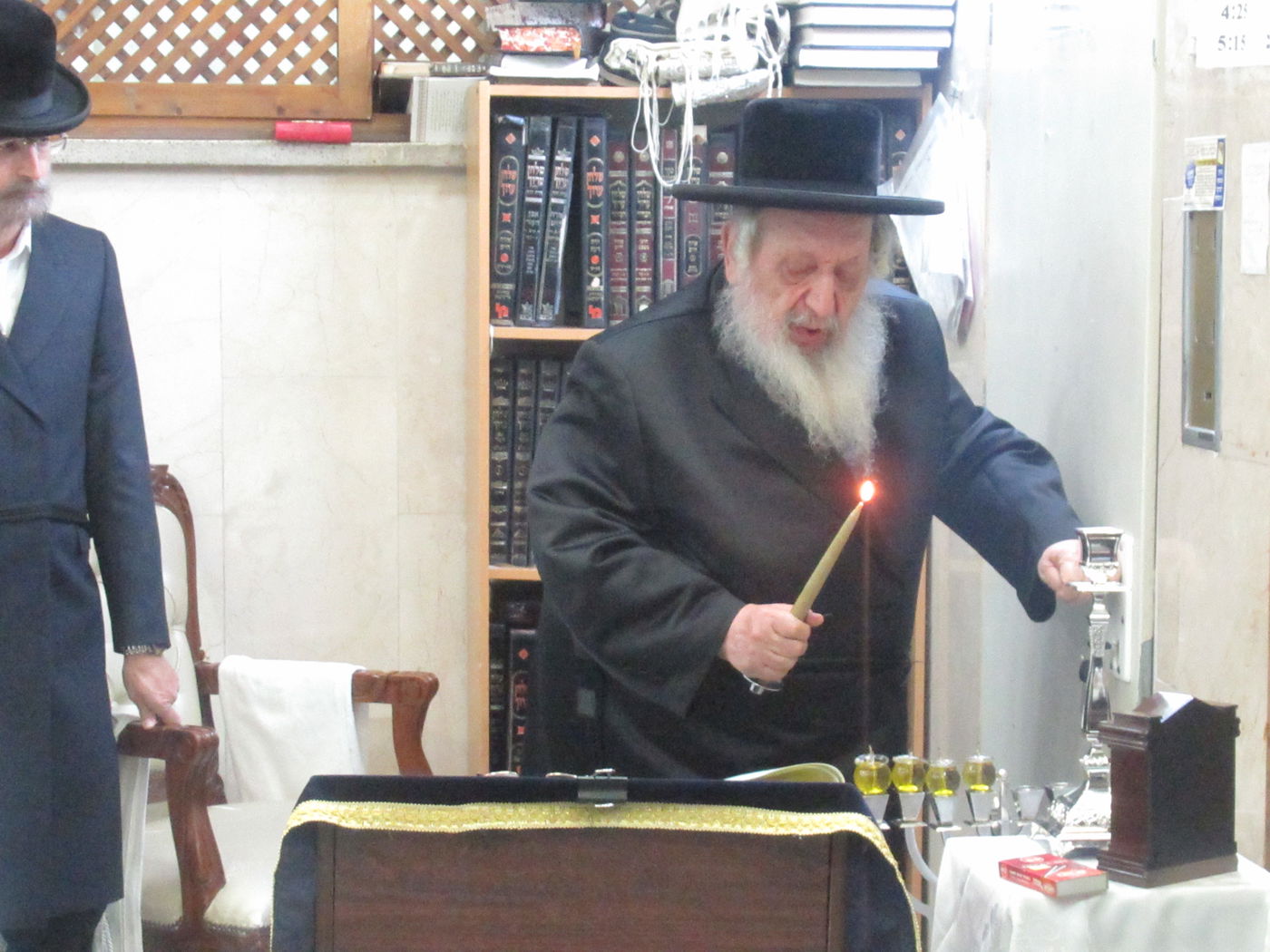 תיעוד: הרבי מנארול הדליק נרות חנוכה וחילק סופגניות לחסידים