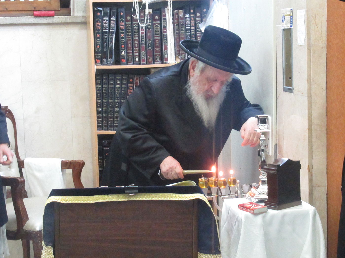 תיעוד: הרבי מנארול הדליק נרות חנוכה וחילק סופגניות לחסידים