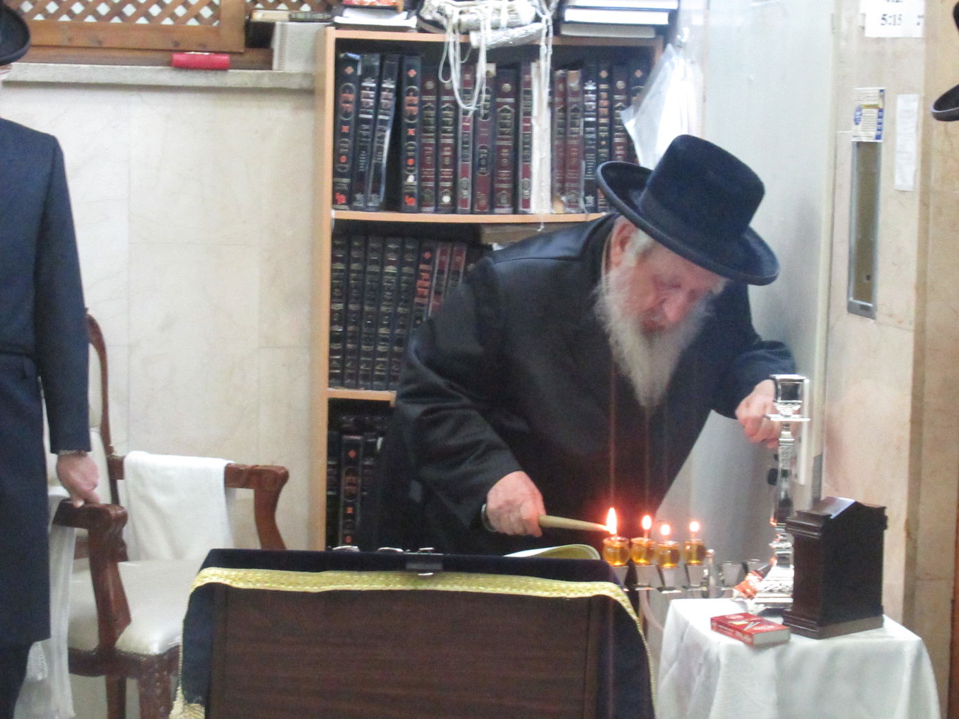 תיעוד: הרבי מנארול הדליק נרות חנוכה וחילק סופגניות לחסידים