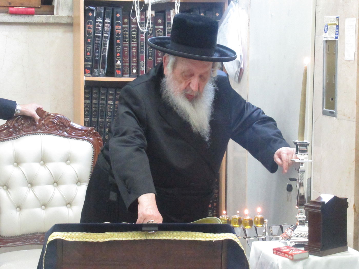 תיעוד: הרבי מנארול הדליק נרות חנוכה וחילק סופגניות לחסידים