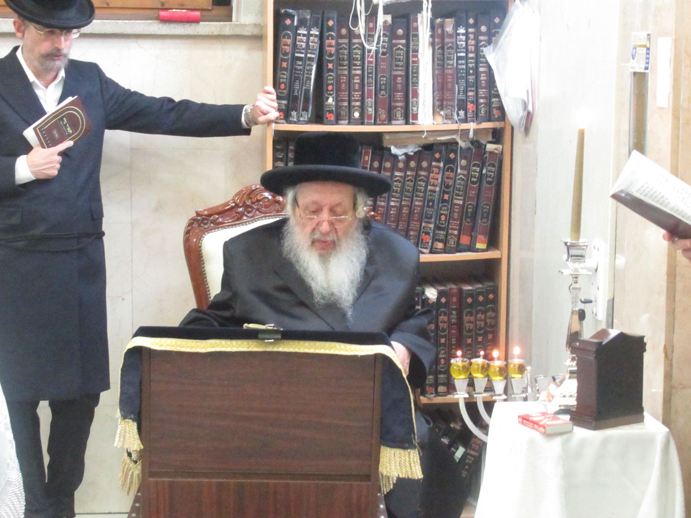 תיעוד: הרבי מנארול הדליק נרות חנוכה וחילק סופגניות לחסידים