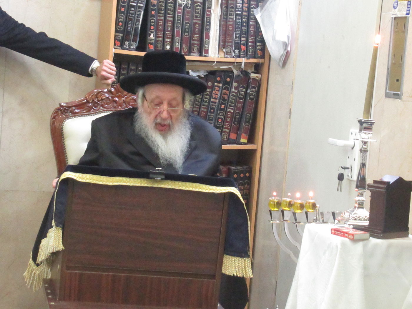 תיעוד: הרבי מנארול הדליק נרות חנוכה וחילק סופגניות לחסידים