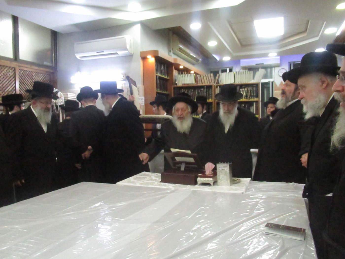 תיעוד: הרבי מנארול הדליק נרות חנוכה וחילק סופגניות לחסידים