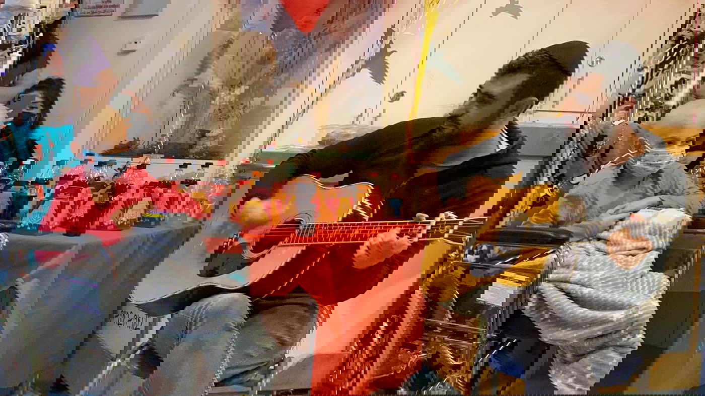 כשישי ריבו שימח את הילדים החולים • צפו