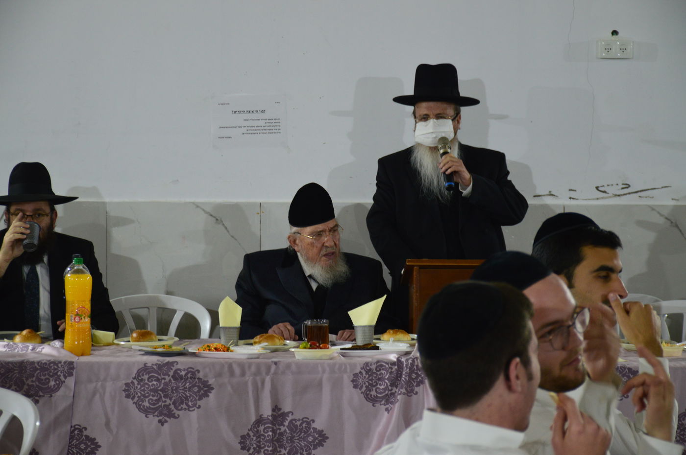 הגרב"מ אזרחי הדליק נרות והשתתף במסיבת חנוכה