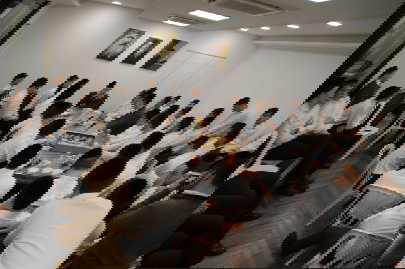 הגרב"מ אזרחי הדליק נרות והשתתף במסיבת חנוכה