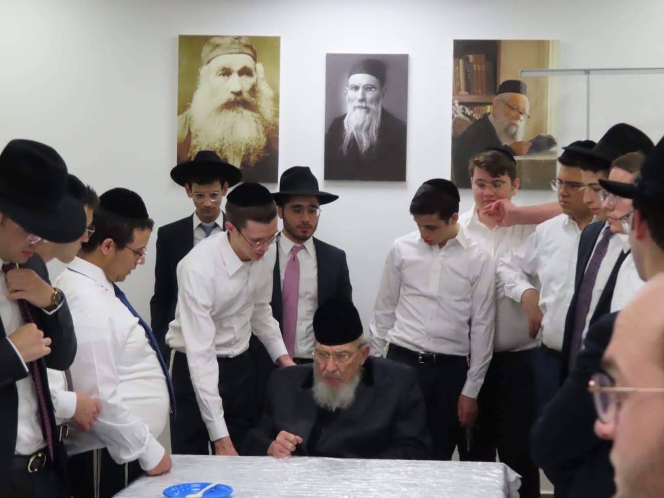 הגרב"מ אזרחי הדליק נרות והשתתף במסיבת חנוכה