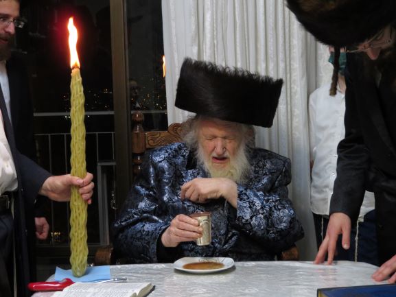 הראב"ד הגאון רבי משה שטרנבוך הדליק נרות חנוכה ופצח בשירת 'יוונים'