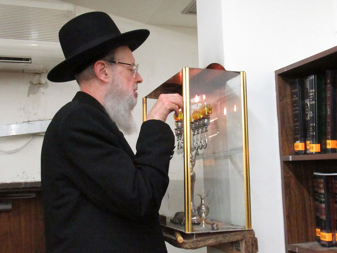 ראש ישיבת קרית מלך הגר"י קארפ בהדלקת נר חנוכה