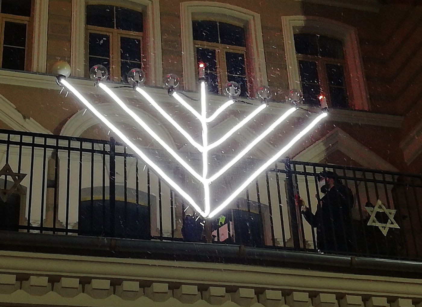 בשלג: שליח חב"ד הדליק חנוכיה וירטואלית