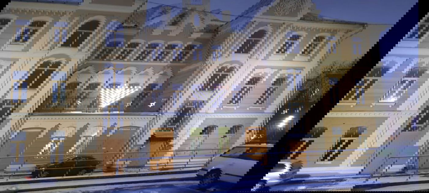 בשלג: שליח חב"ד הדליק חנוכיה וירטואלית