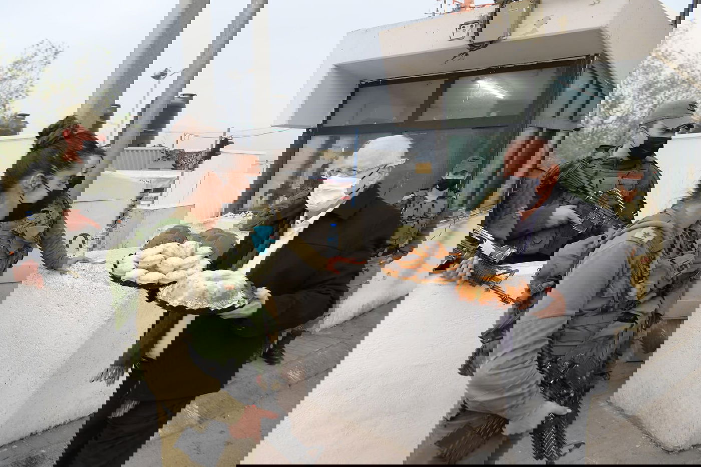 הנשיא ריבלין חילק סופגניות ועוגות לחיילים; תיעוד