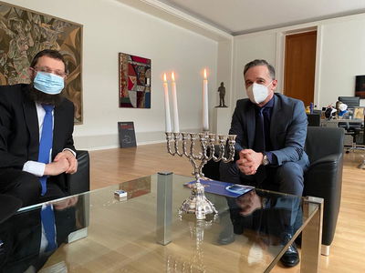 קידוש השם: שר החוץ הגרמני הדליק חנוכיה