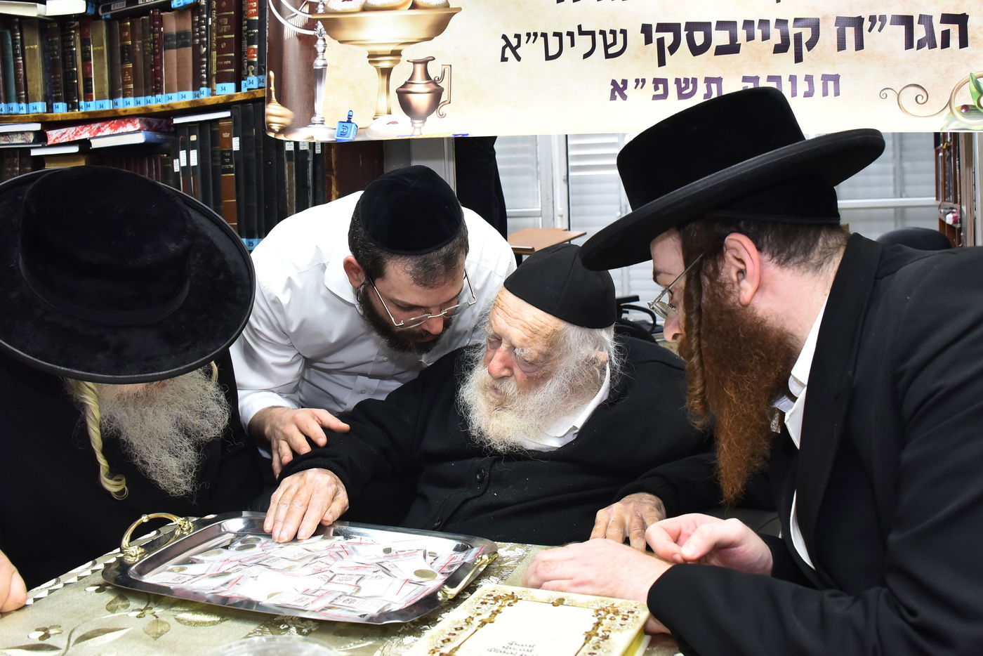 הגר"ח קנייבסקי בירך את דמי החנוכה עבור הבנות