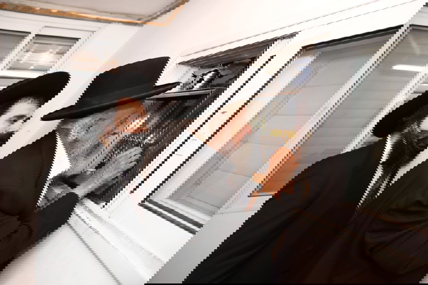 חבר המועצת הגר"ש בעדני הדליק נרות והעתיר בתפילה • תיעוד