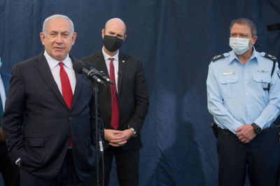 ניצב מוטי כהן עם השר אוחנה ורוה"מ נתניהו