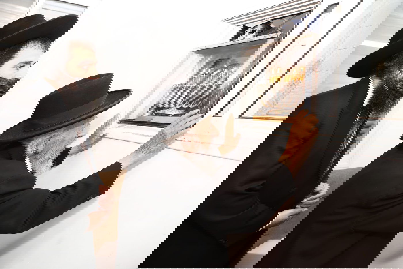 חבר המועצת הגר"ש בעדני הדליק נרות והעתיר בתפילה • תיעוד