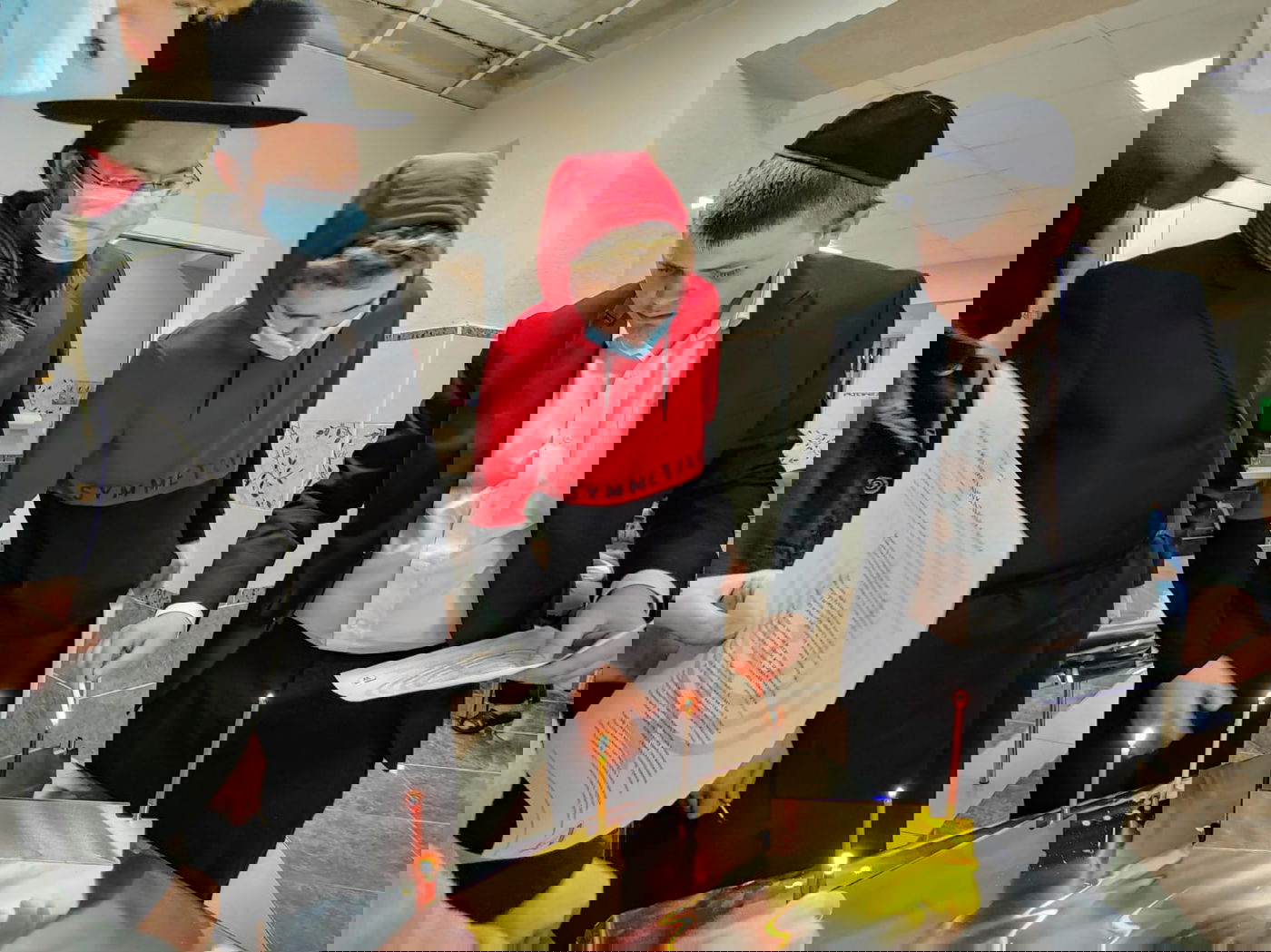 תיעוד: הדלקת נר חמישי בקהילה היהודית בפינסק