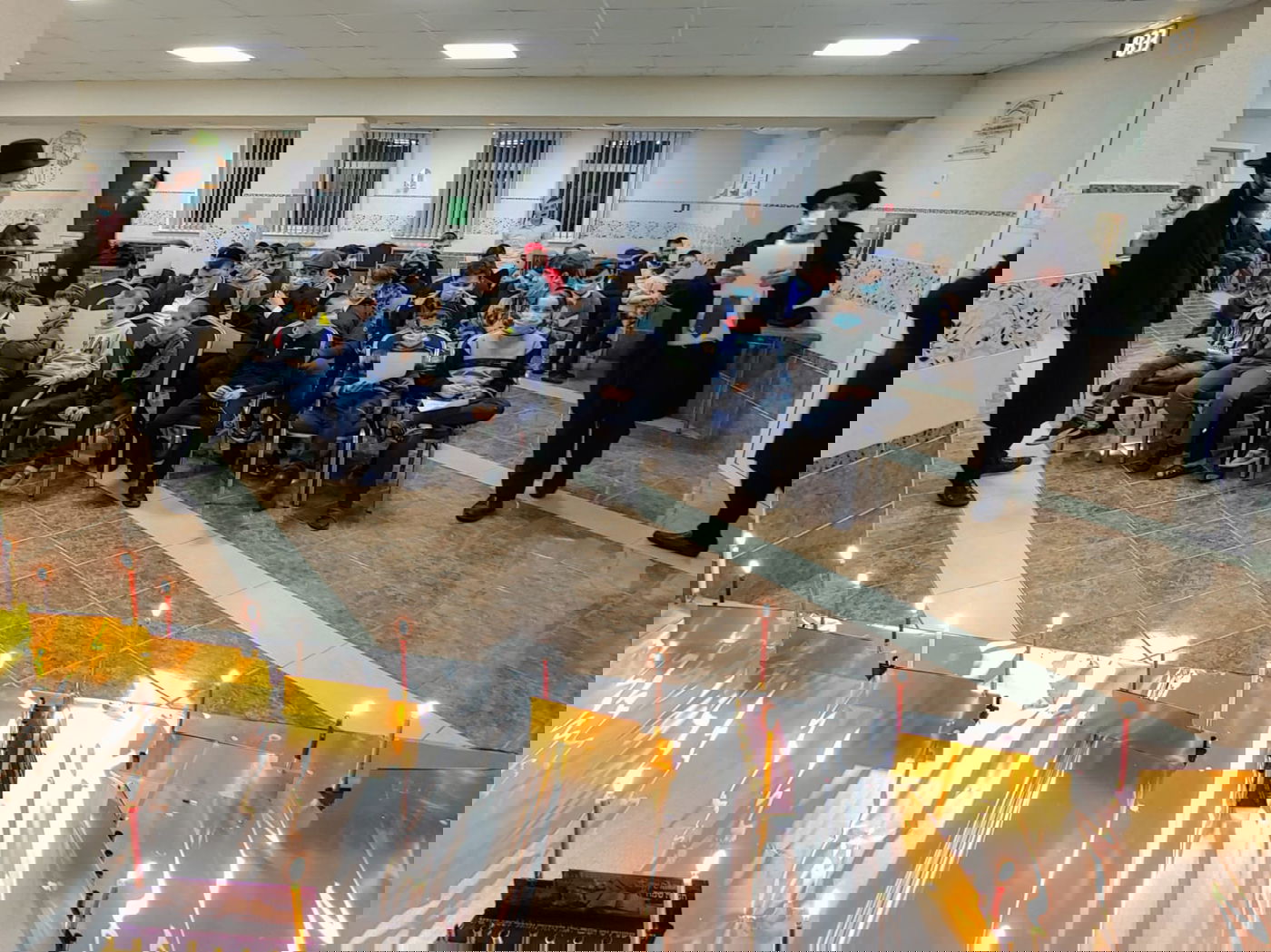 תיעוד: הדלקת נר חמישי בקהילה היהודית בפינסק