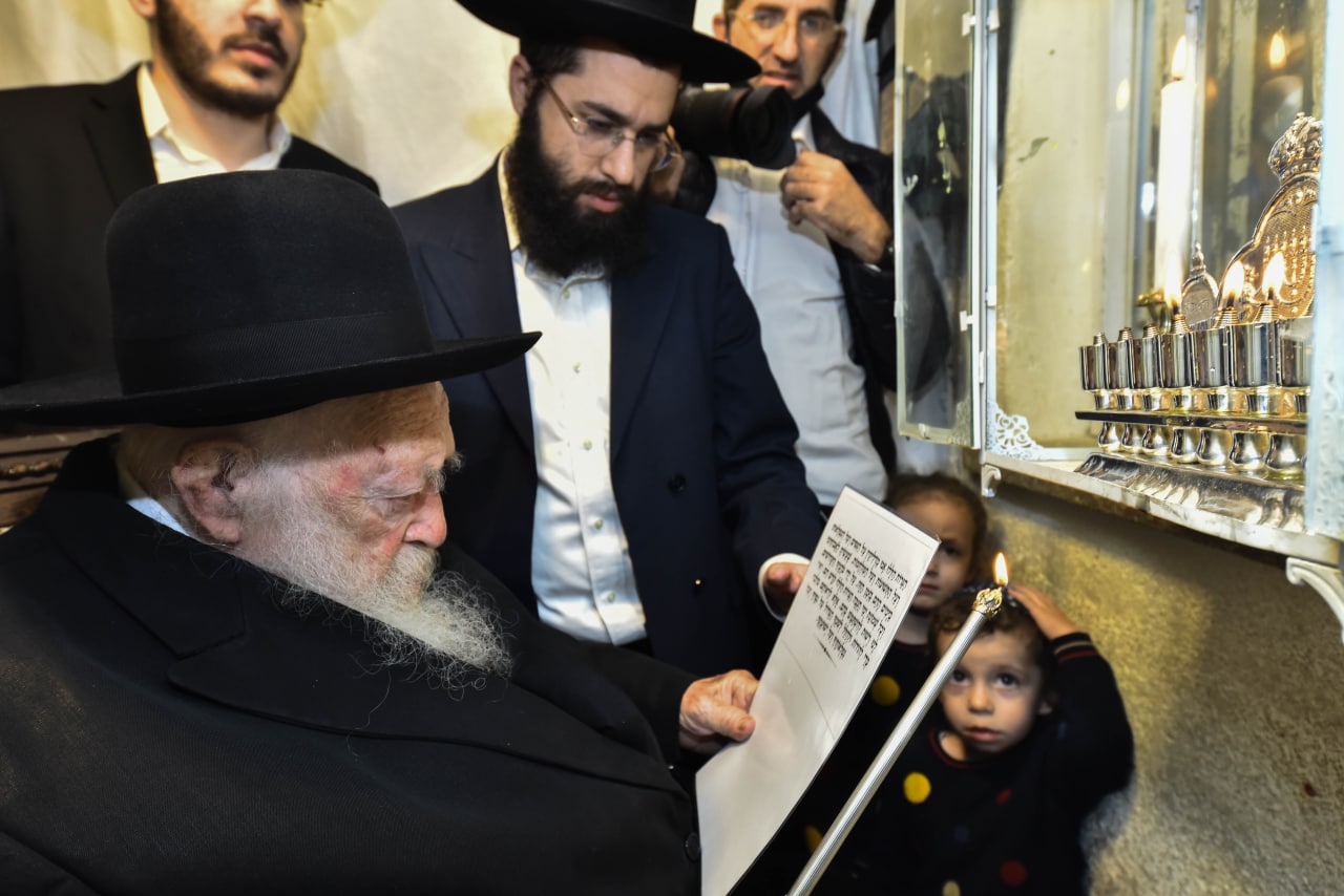 תיעוד: מרן הגר"ח קנייבסקי בהדלקת הנרות