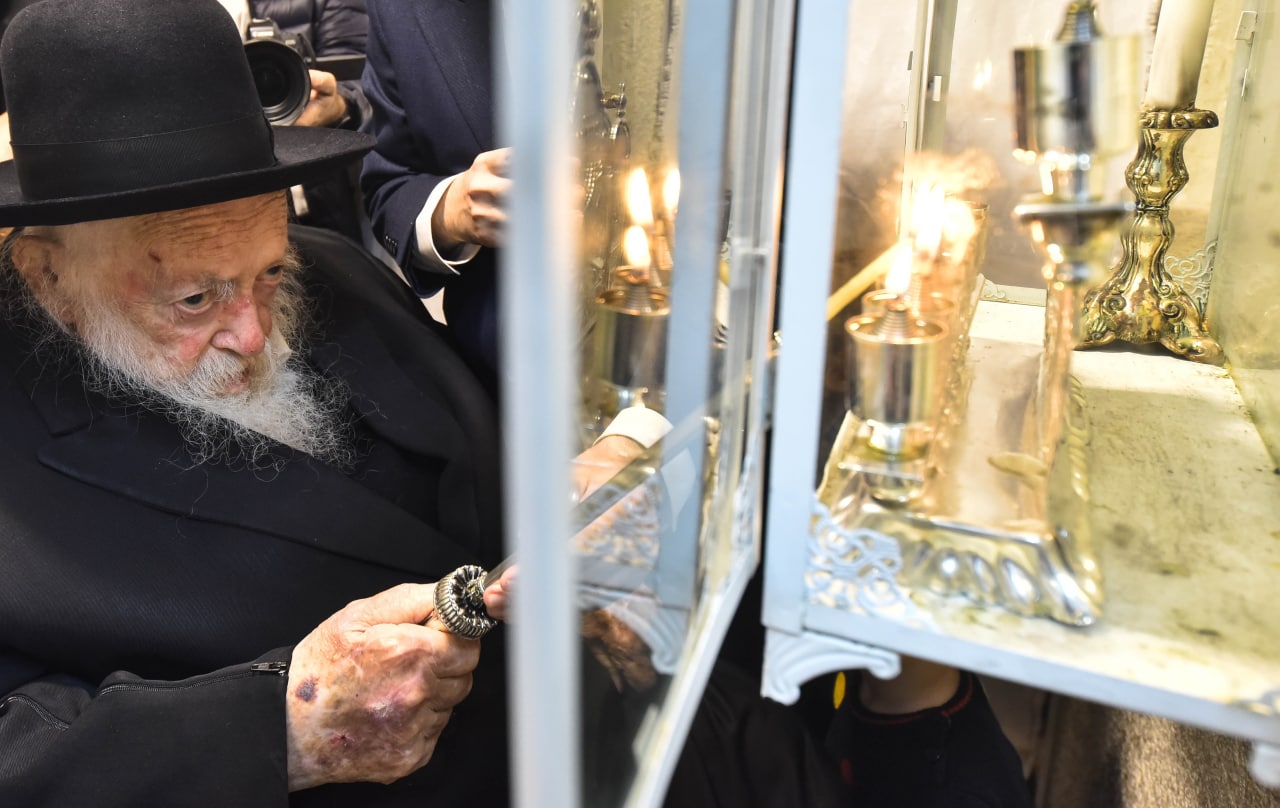 תיעוד: מרן הגר"ח קנייבסקי בהדלקת הנרות