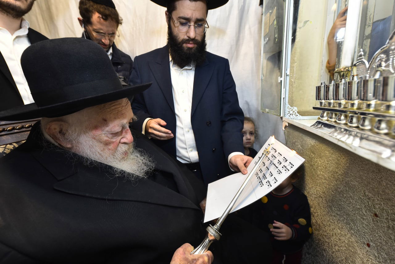 תיעוד: מרן הגר"ח קנייבסקי בהדלקת הנרות