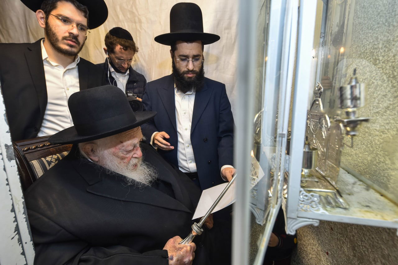 תיעוד: מרן הגר"ח קנייבסקי בהדלקת הנרות