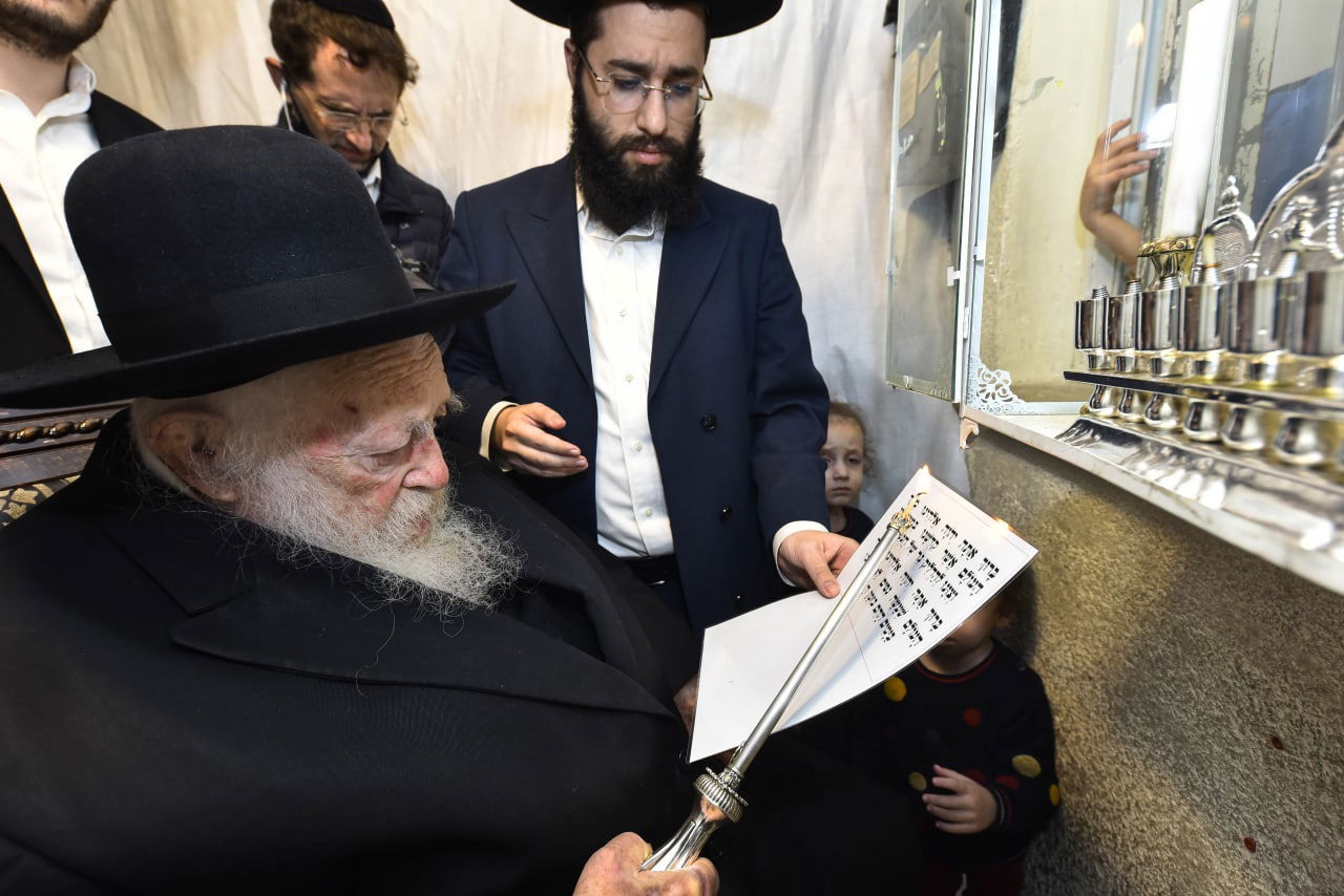 תיעוד: מרן הגר"ח קנייבסקי בהדלקת הנרות