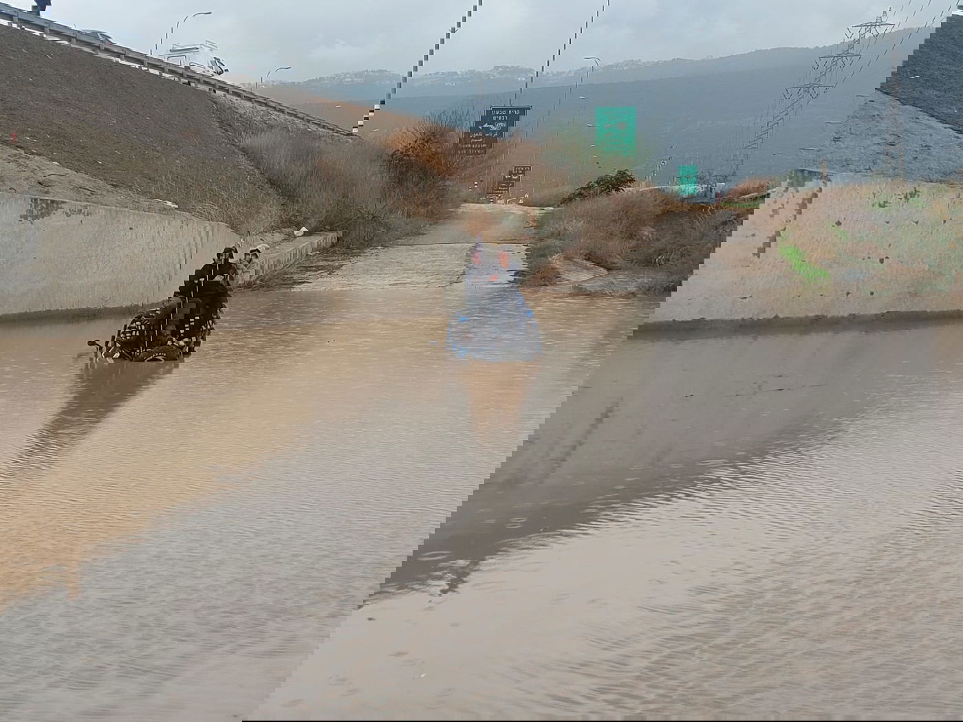 רכב השטח שקע במי הנחל שהוצף בתוך שניות