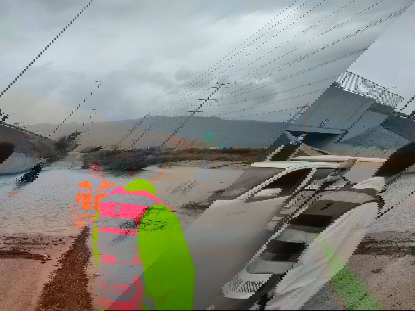 רכב השטח שקע במי הנחל שהוצף בתוך שניות