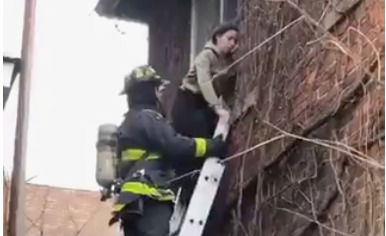 בית כנסת עלה באש; אם וילדיה חולצו • צפו