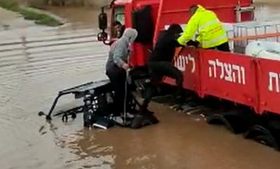 רכב השטח שקע במי הנחל שהוצף בתוך שניות