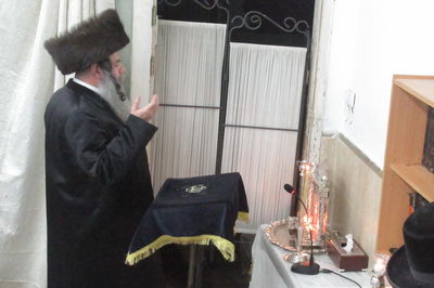 האדמו"ר מקוידינוב בהדלקת נרות חנוכה