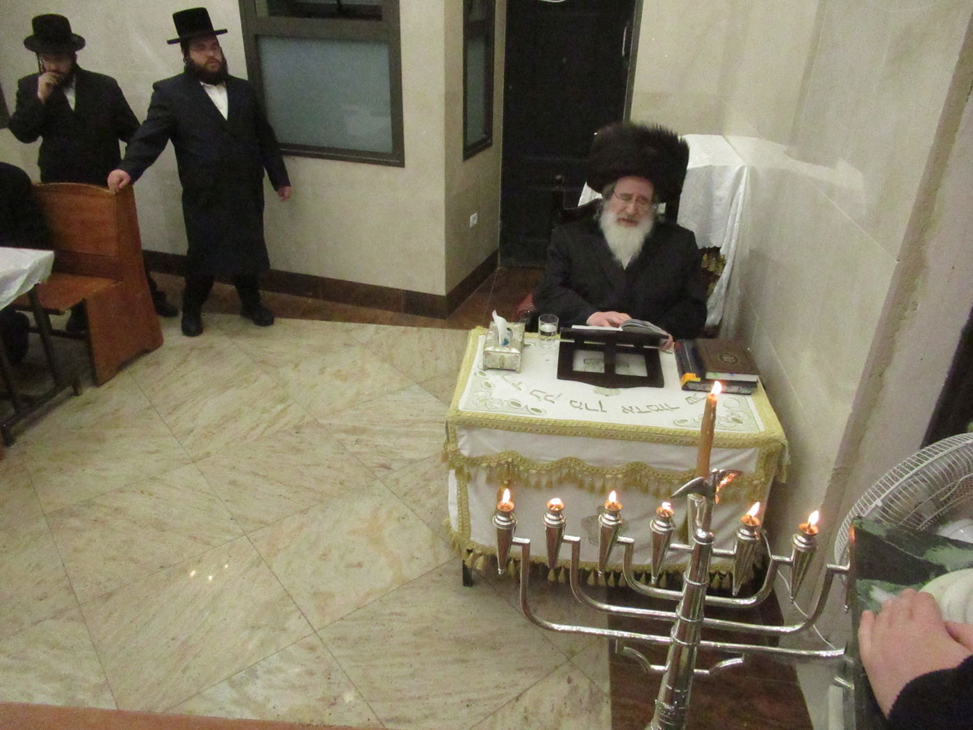 מעמד הדלקת נרות חנוכה בחצר הקודש ספינקא