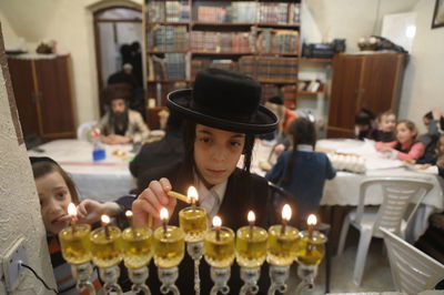 נר שמיני: כך הדליקו חנוכיות במאה שערים