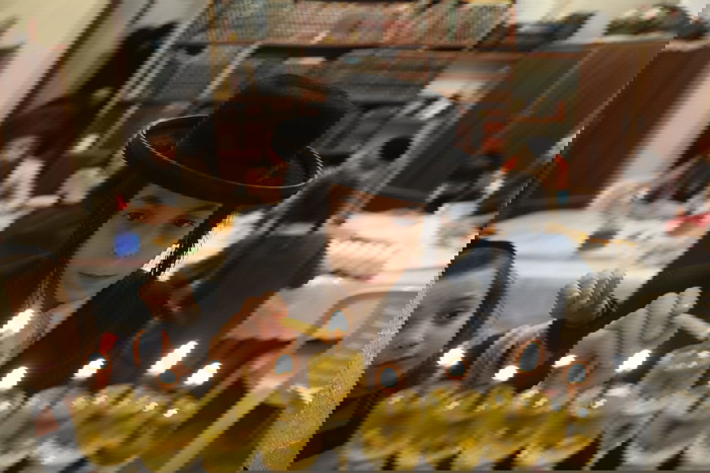 נר שמיני: כך הדליקו חנוכיות במאה שערים