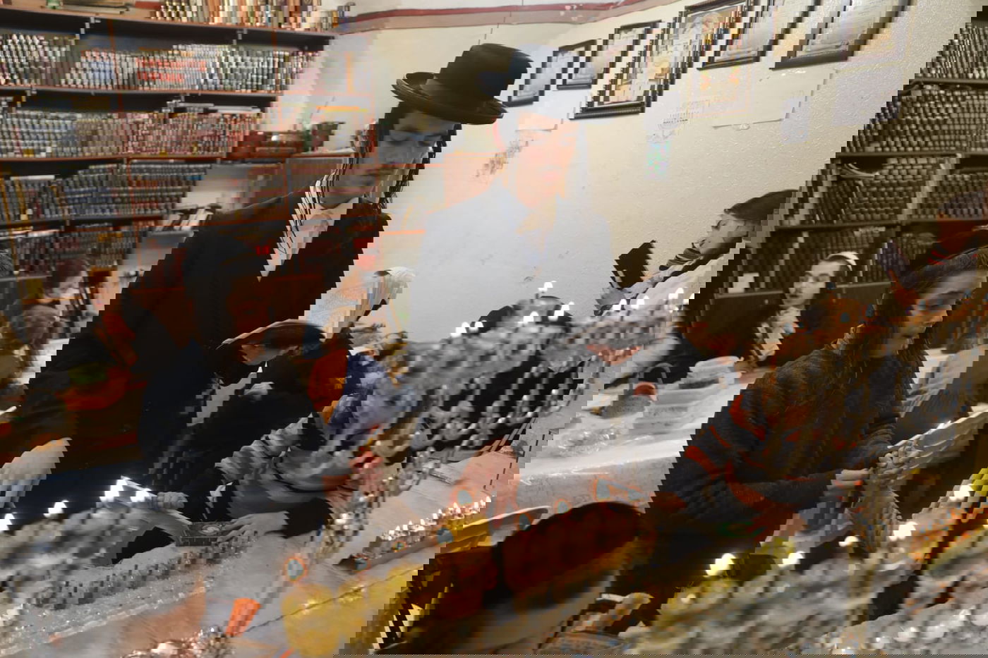 נר שמיני: כך הדליקו חנוכיות במאה שערים