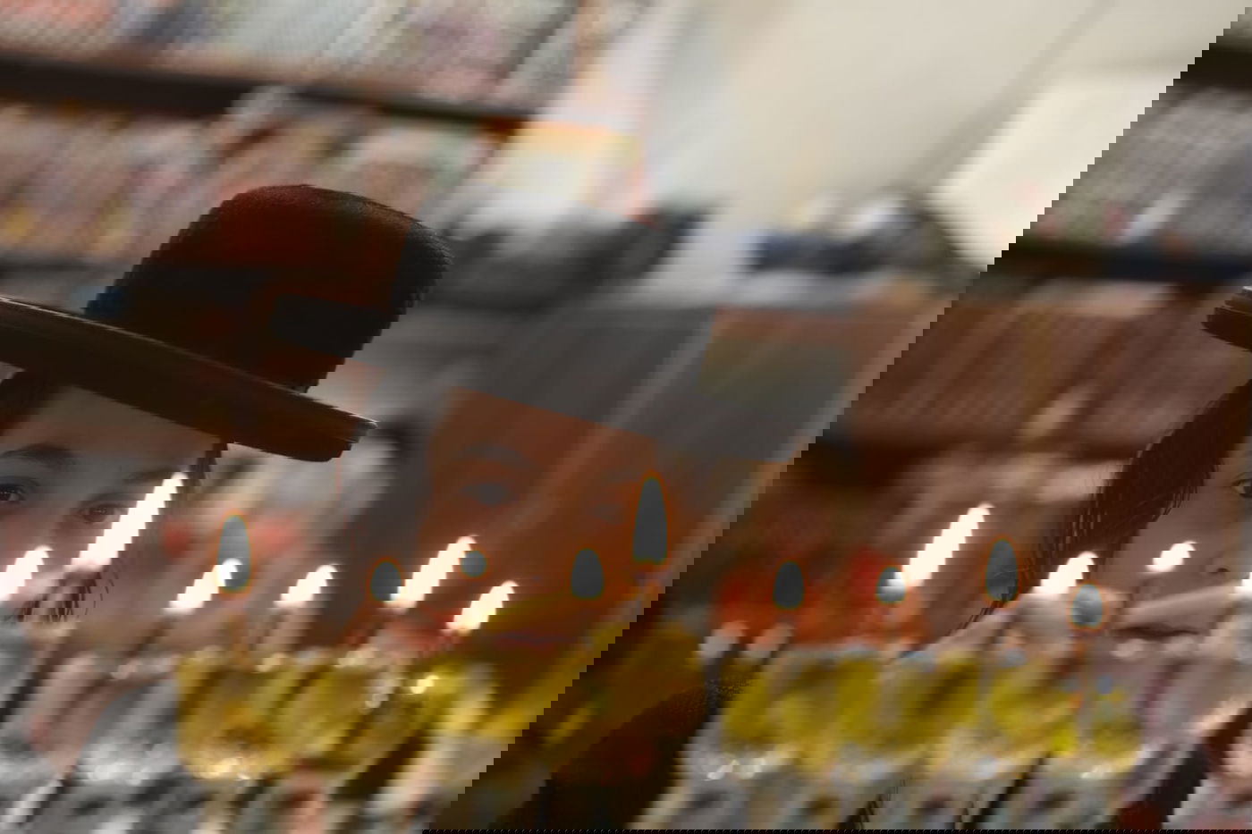 נר שמיני: כך הדליקו חנוכיות במאה שערים