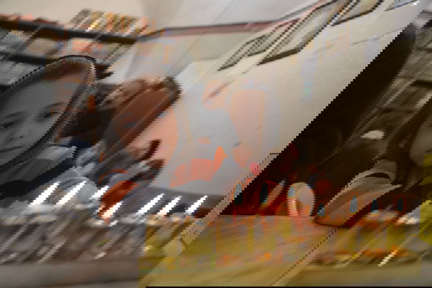 נר שמיני: כך הדליקו חנוכיות במאה שערים