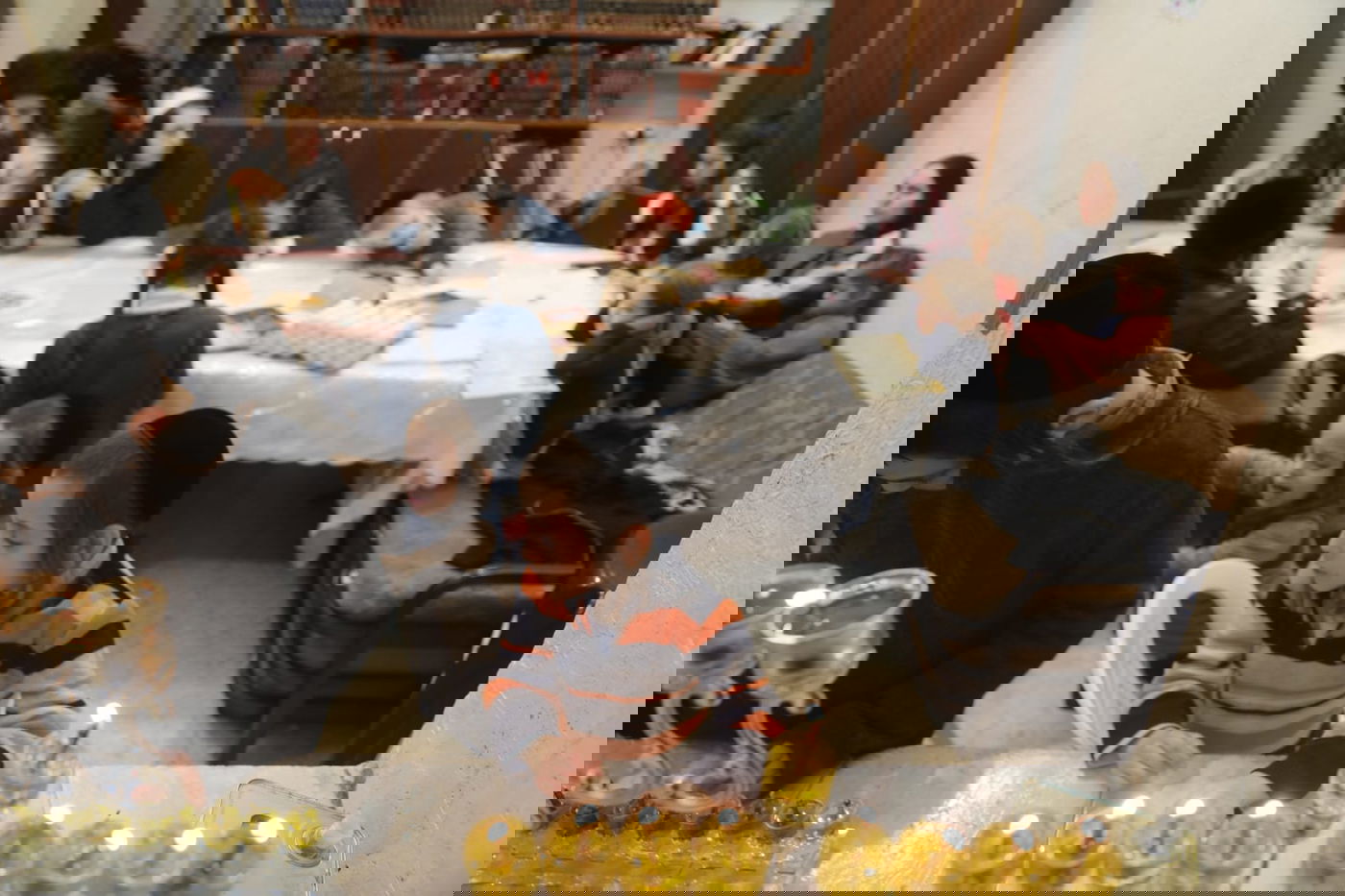 נר שמיני: כך הדליקו חנוכיות במאה שערים