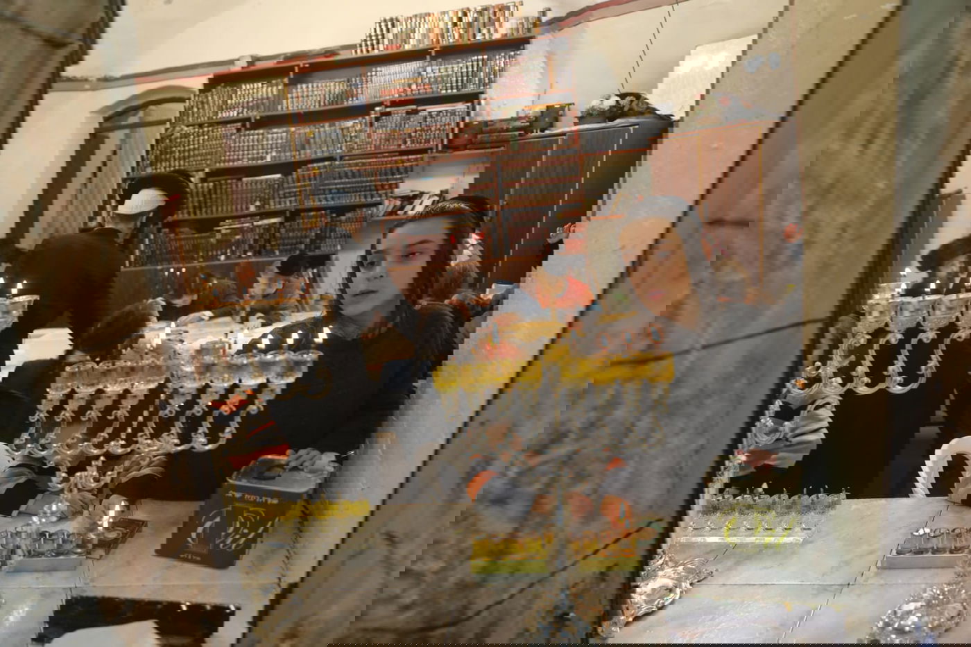 נר שמיני: כך הדליקו חנוכיות במאה שערים