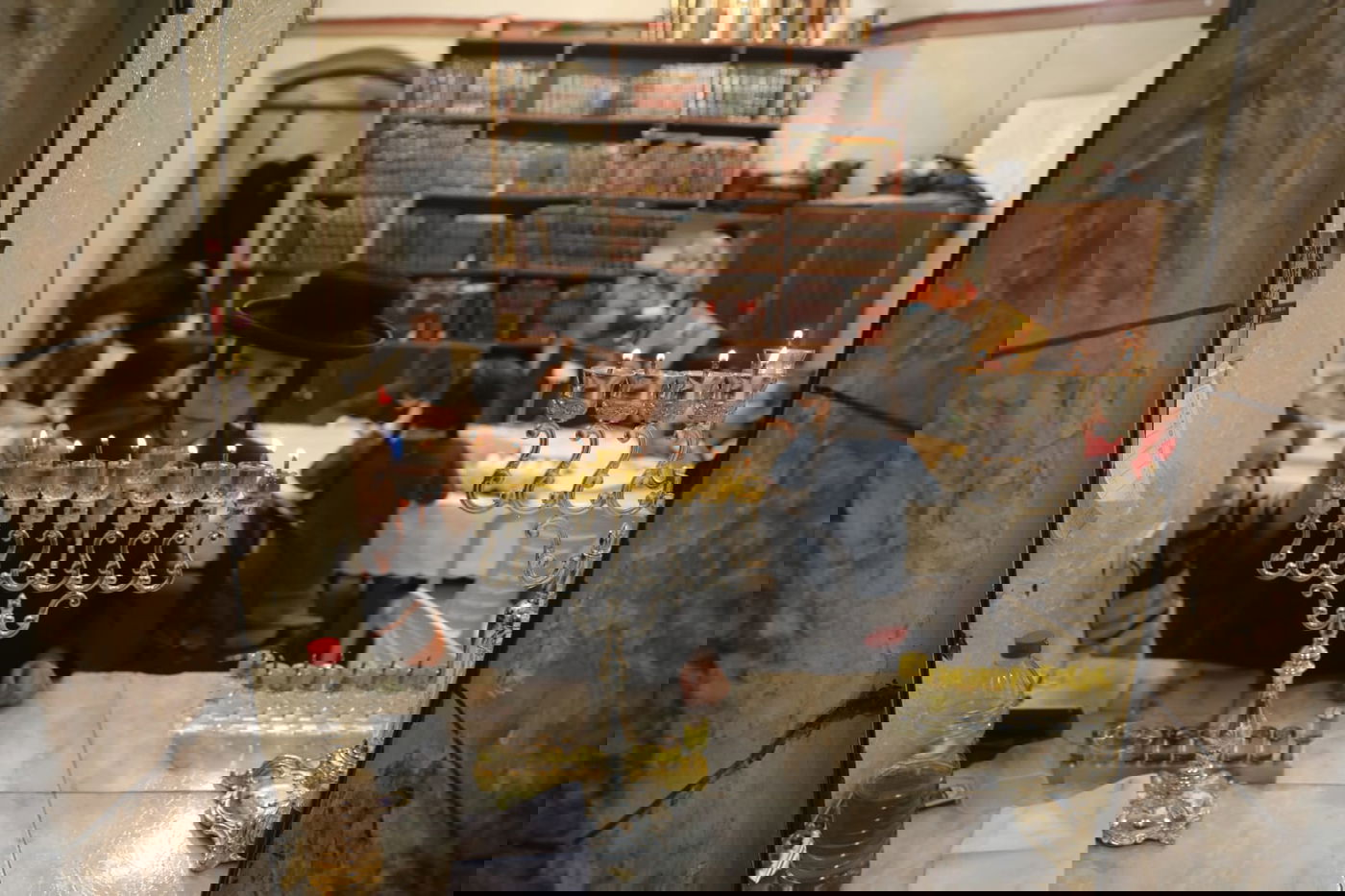 נר שמיני: כך הדליקו חנוכיות במאה שערים