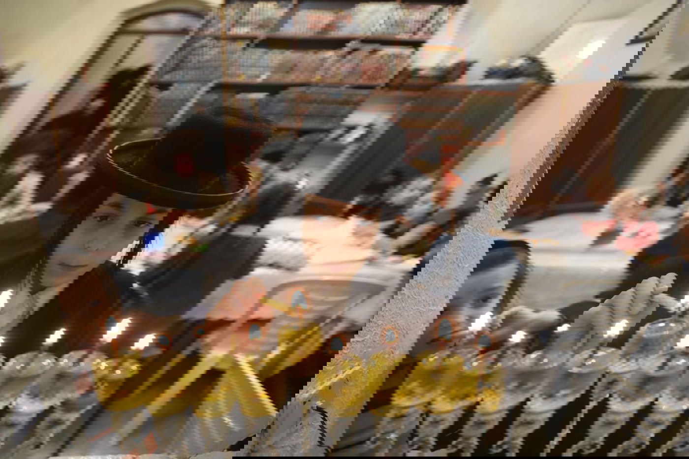 נר שמיני: כך הדליקו חנוכיות במאה שערים